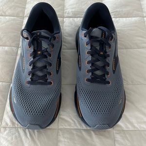 Mens Brooks Ghost Running Shoes size 11.5 Perfect and like new condition